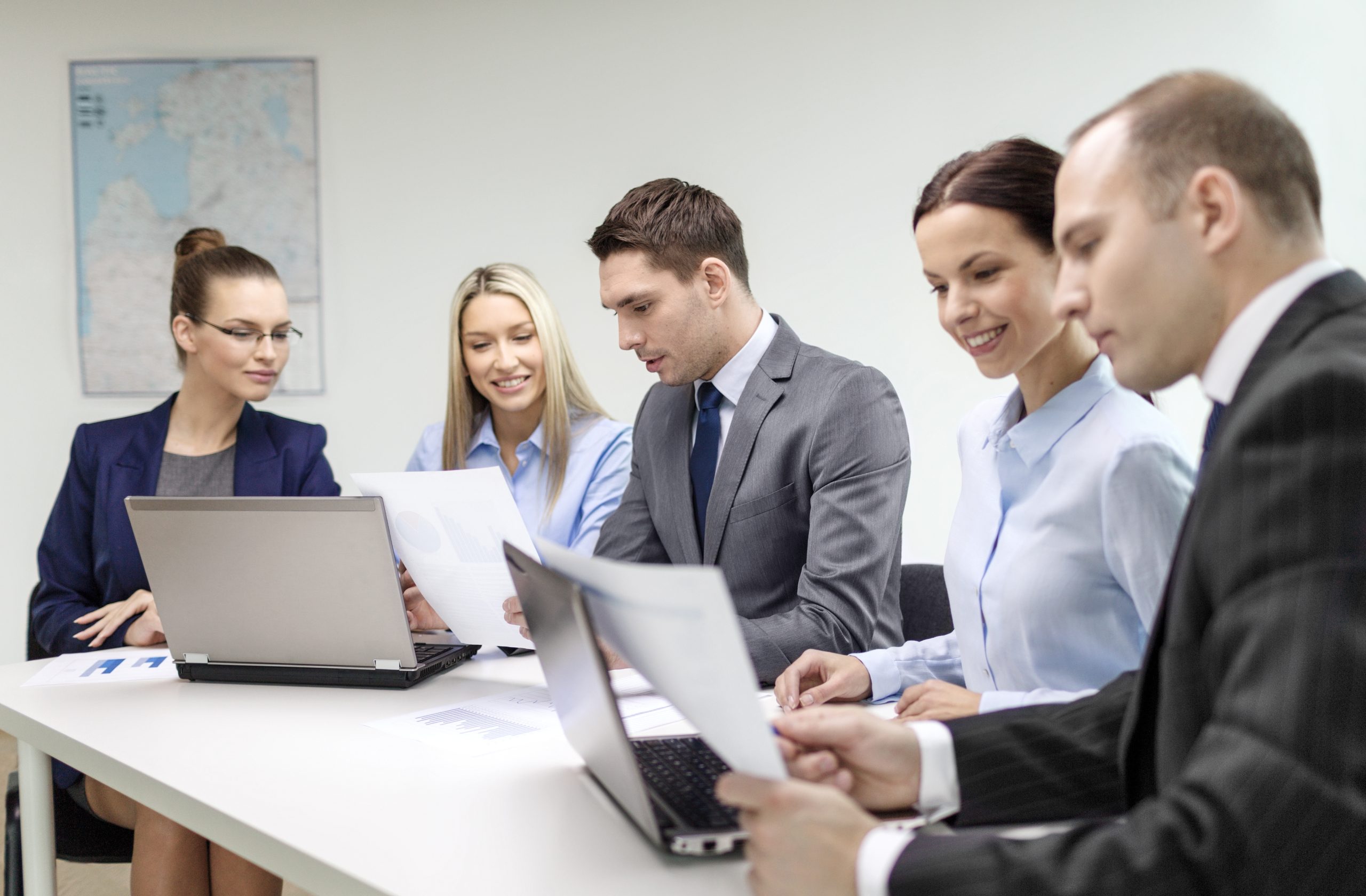 Equipe de consultants souriants au travail