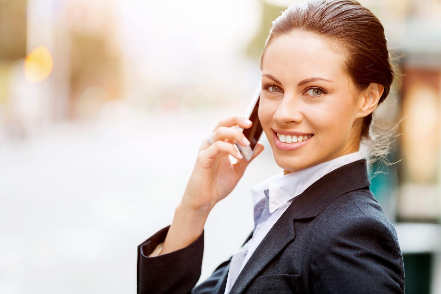 Portrait d'une jeune consultante souriante répondant au téléphone
